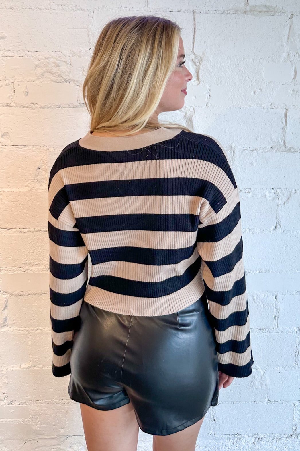 Open-front design for effortless layering
Subtle stripe detail for added texture
Soft, lightweight knit fabric
Relaxed fit for casual yet polished style