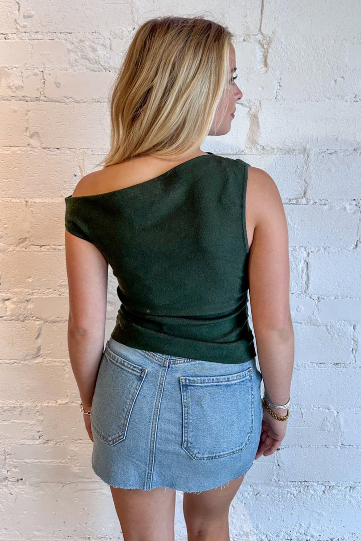 Available in crimson and green
Relaxed, flattering fit
Lightweight, breathable fabric
Delicate leaf pattern for a fall-ready vibe
