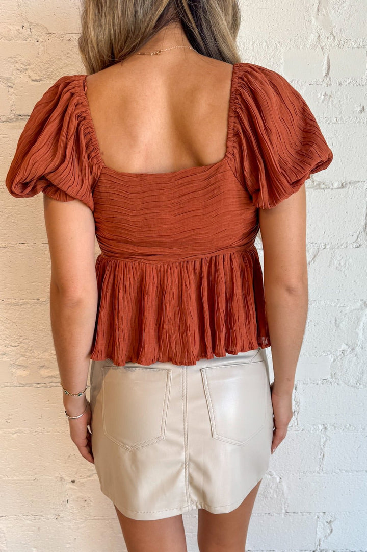 High-waisted leather design for a sleek silhouette
Soft taupe color for a modern twist on a classic style
Versatile and edgy, perfect for day-to-night transitions
Ideal for bold and fashion-forward outfits