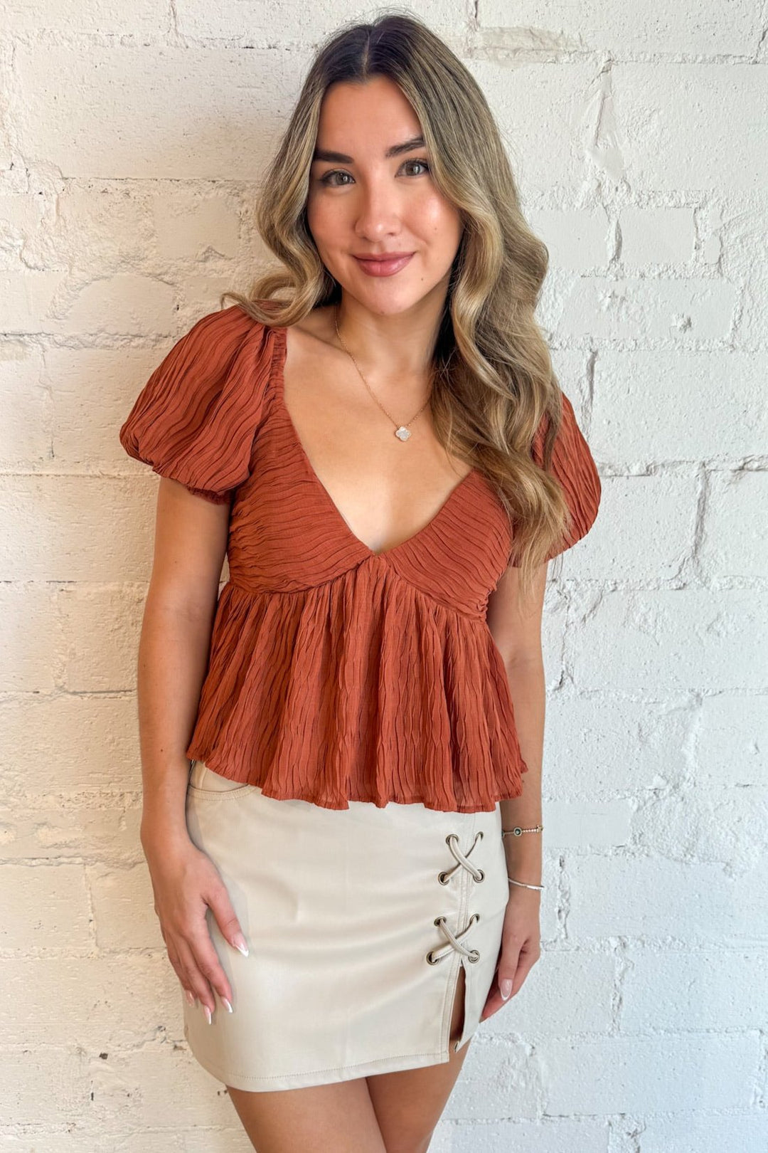 High-waisted leather design for a sleek silhouette
Soft taupe color for a modern twist on a classic style
Versatile and edgy, perfect for day-to-night transitions
Ideal for bold and fashion-forward outfits